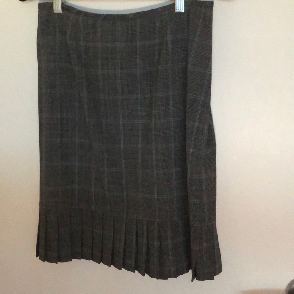 Tahari skirt with 4 inch pleated bottom